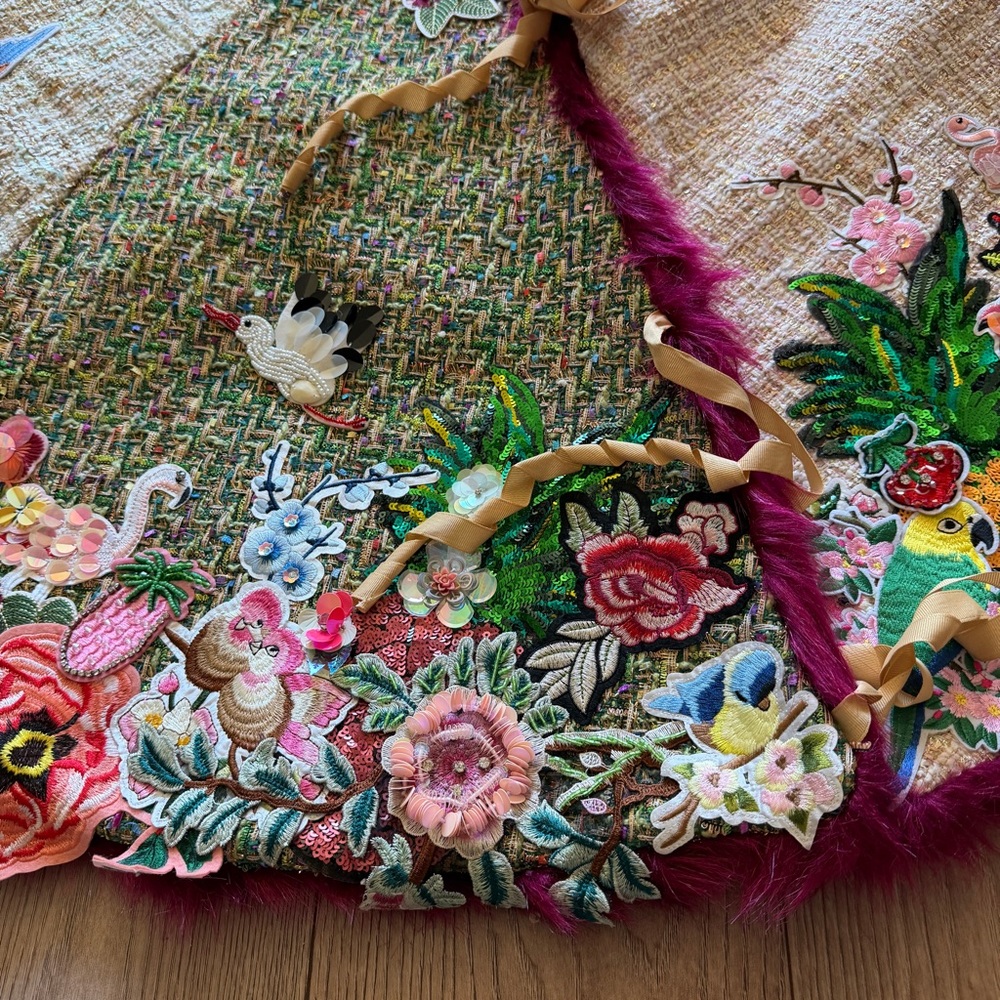 Glitterville studio Tree Skirt with Floral Appliqués Pink & Cream - Picture 9 of 14